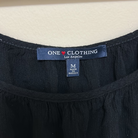 Flowy off the shoulder black top - Picture 2 of 4